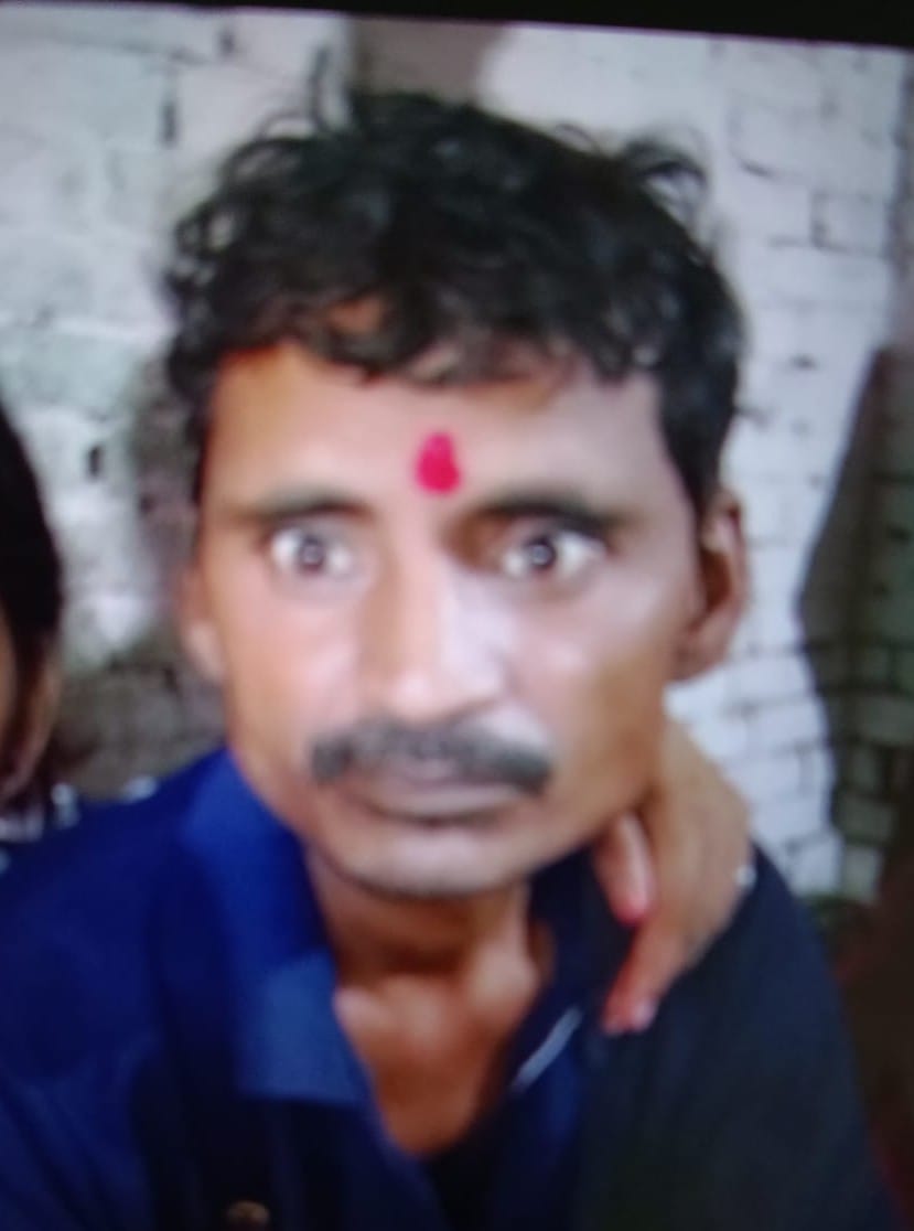 जिला अस्पताल अकबरपुर सड़क हादसे में पति-पत्नी की मौत के बाद रोते बिलखते परिजन। जिला अस्पताल अकबरपुर सड़क हादसे में पति-पत्नी की मौत के बाद रोते बिलखते परिजन।