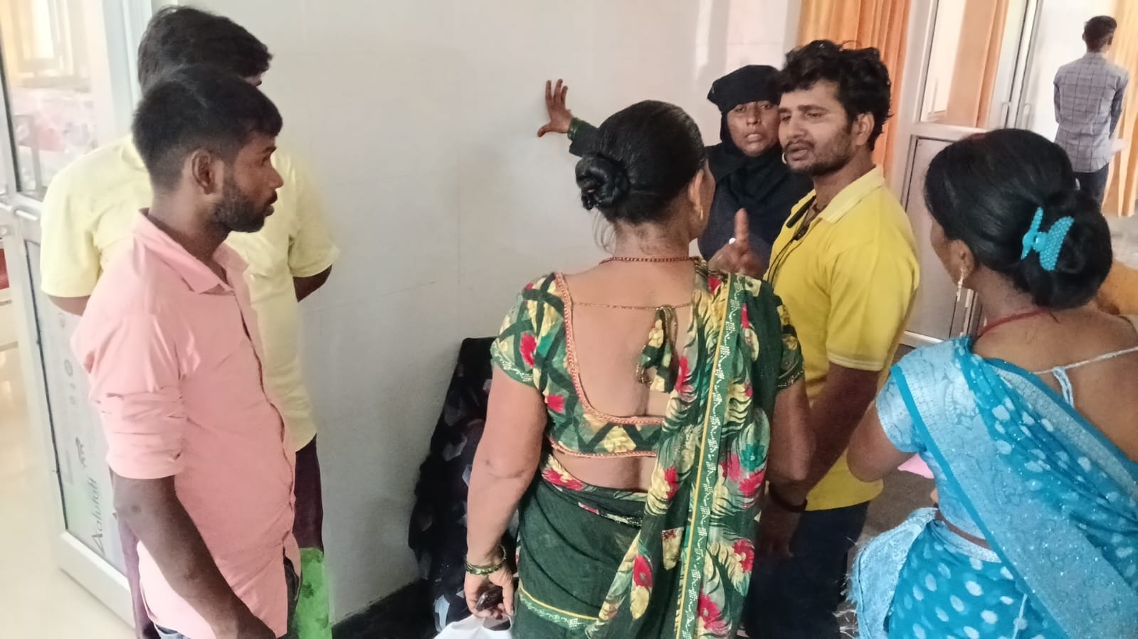 जिला अस्पताल अकबरपुर सड़क हादसे में पति-पत्नी की मौत के बाद रोते बिलखते परिजन। जिला अस्पताल अकबरपुर सड़क हादसे में पति-पत्नी की मौत के बाद रोते बिलखते परिजन।