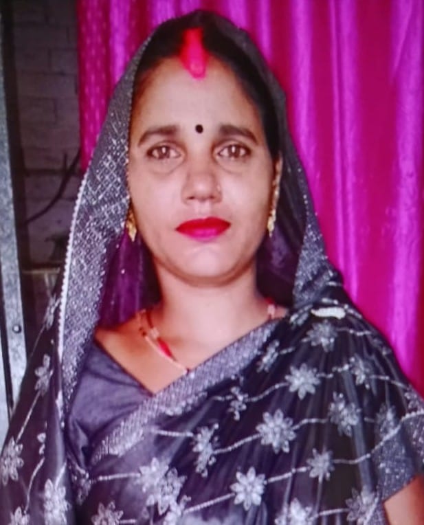 जिला अस्पताल अकबरपुर सड़क हादसे में पति-पत्नी की मौत के बाद रोते बिलखते परिजन। जिला अस्पताल अकबरपुर सड़क हादसे में पति-पत्नी की मौत के बाद रोते बिलखते परिजन।