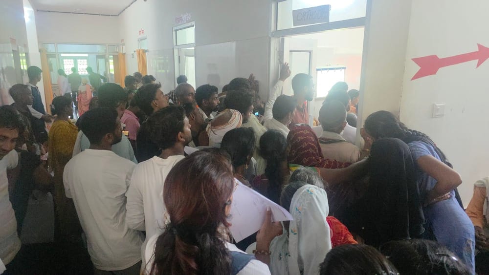 जिला अस्पताल के ट्रॉमा सेंटर में ऑर्थो ओपीडी में लगी मरीजों की भीड़। जिला अस्पताल के ट्रॉमा सेंटर में ऑर्थो ओपीडी में लगी मरीजों की भीड़।