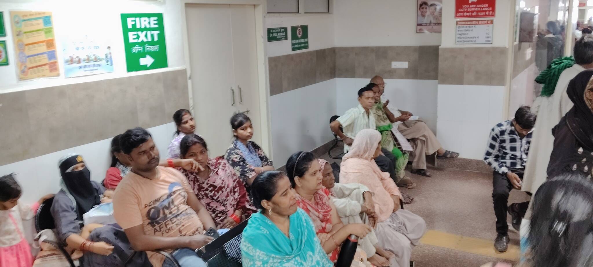 जिला अस्पताल में फिजिशियन के छुट्टी पर होने से दूसरे डॉक्टर की ओपीडी में लगी भीड़। संवाद जिला अस्पताल में फिजिशियन के छुट्टी पर होने से दूसरे डॉक्टर की ओपीडी में लगी भीड़। संवाद