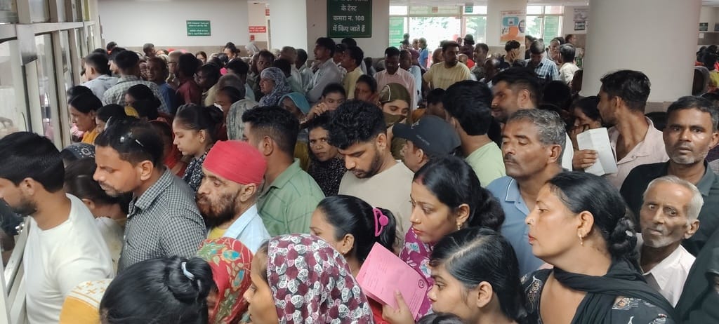 जिला अस्पताल में फिजिशियन के छुट्टी पर होने से दूसरे डॉक्टर की ओपीडी में लगी भीड़। संवाद जिला अस्पताल में फिजिशियन के छुट्टी पर होने से दूसरे डॉक्टर की ओपीडी में लगी भीड़। संवाद
