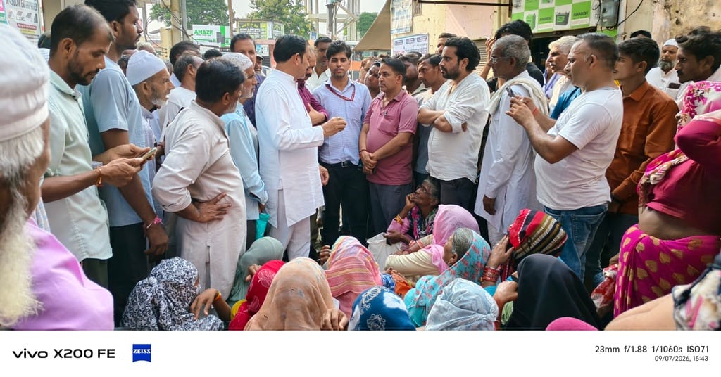 जलालाबाद में बैंक के गेट के बाहर धरने पर बेहोश हुई महिला। संवाद जलालाबाद में बैंक के गेट के बाहर धरने पर बेहोश हुई महिला। संवाद