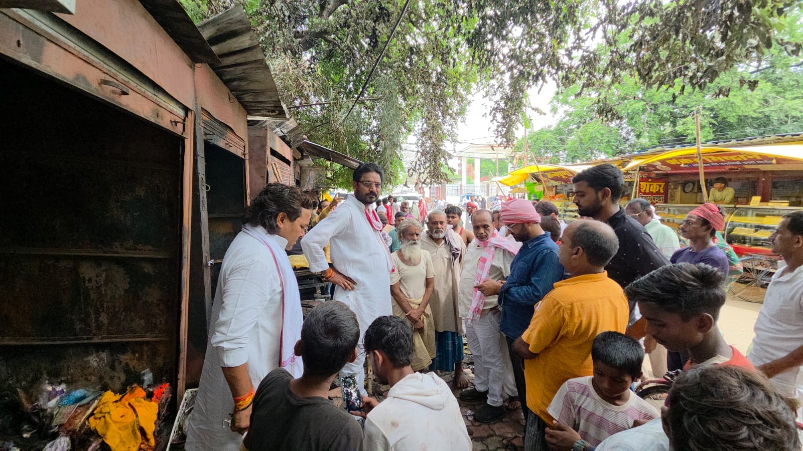 जमानिया विकास खंड तिराहे के पास दुकानों में लगी आग बुझाती दमकल की वाहन। संवाद जमानिया विकास खंड तिराहे के पास दुकानों में लगी आग बुझाती दमकल की वाहन। संवाद