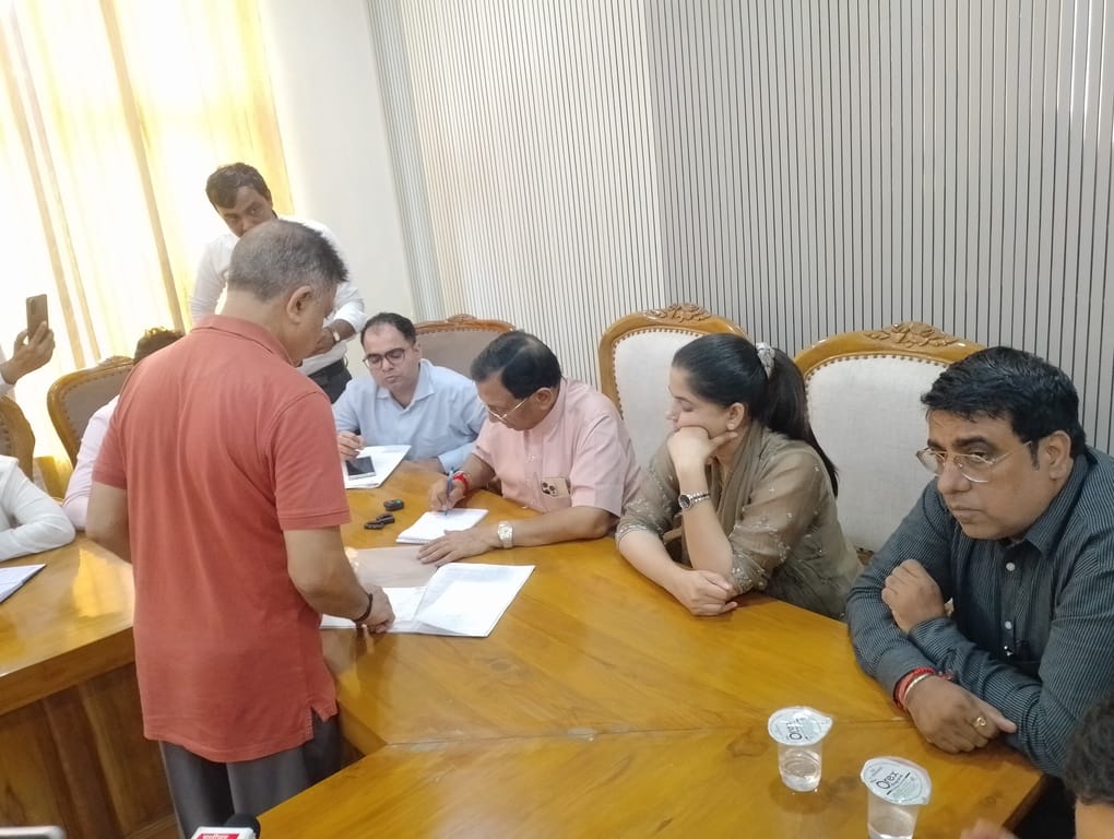 जीटी रोड स्थित रेस्ट हाउस में जनसुनवाई में सेक्टर वासियों से बातचीत करते विधायक प्रमोद विज। संव जीटी रोड स्थित रेस्ट हाउस में जनसुनवाई में सेक्टर वासियों से बातचीत करते विधायक प्रमोद विज। संव