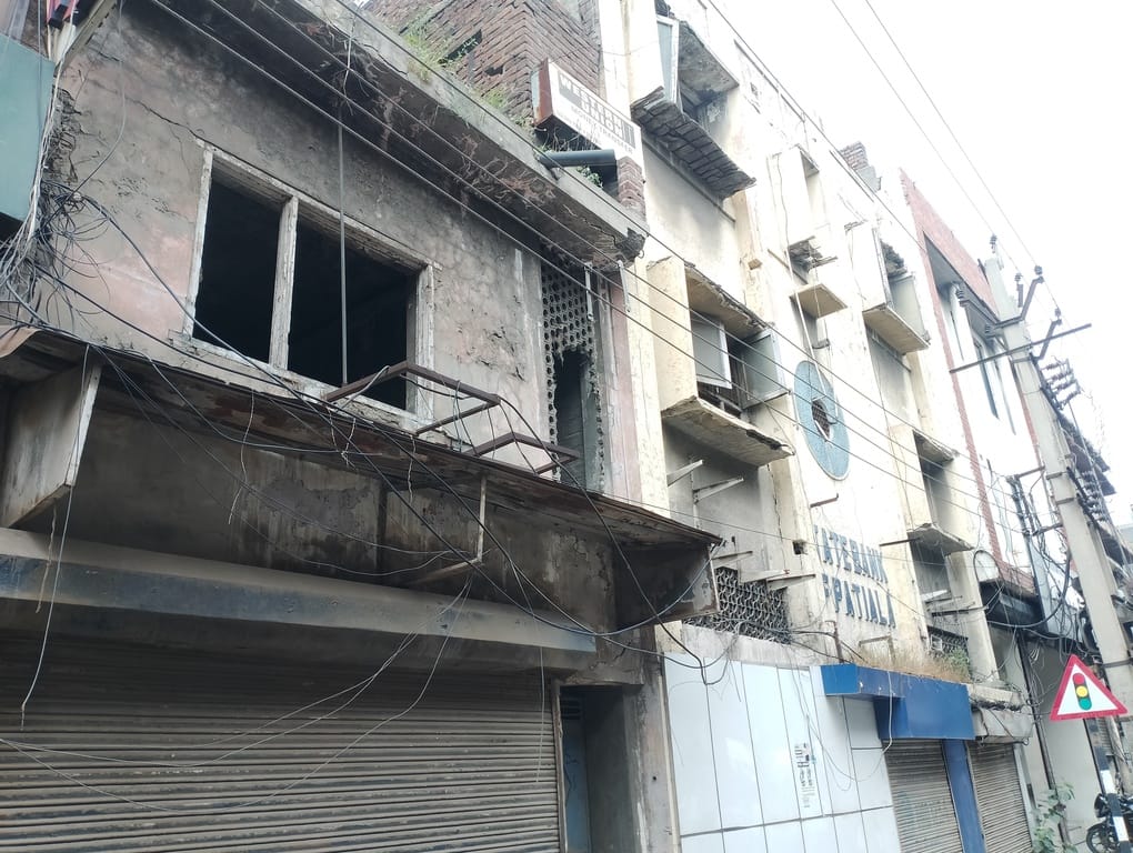 जीटी रोड सड़क किनारे जर्जर इमारत। संवाद जीटी रोड सड़क किनारे जर्जर इमारत। संवाद