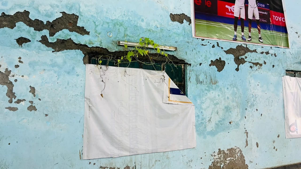 कोच के अभाव में जिला स्पोर्ट्स स्टेडियम में बास्केटबॉल मैदान में खेलता खिलाड़ी।संवाद कोच के अभाव में जिला स्पोर्ट्स स्टेडियम में बास्केटबॉल मैदान में खेलता खिलाड़ी।संवाद