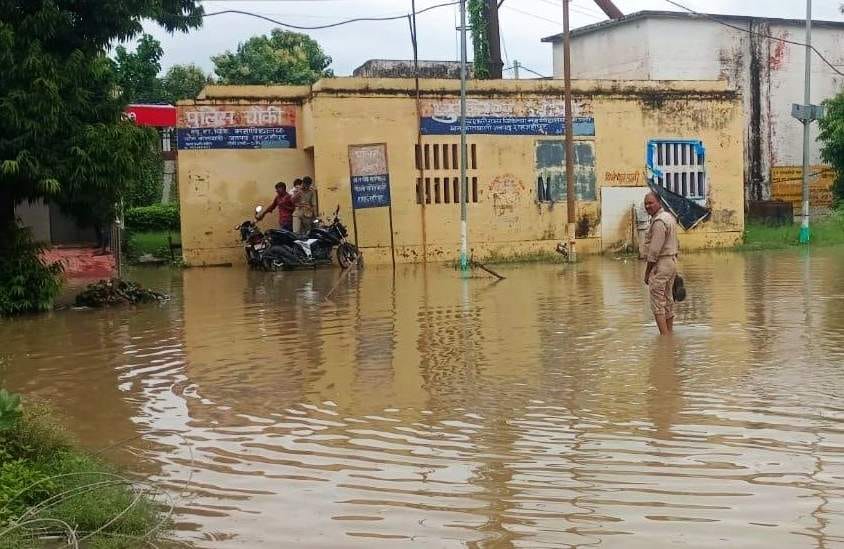 ककरा पुल में गर्रा नदी का बढ़ा जलस्तर। संवाद ककरा पुल में गर्रा नदी का बढ़ा जलस्तर। संवाद