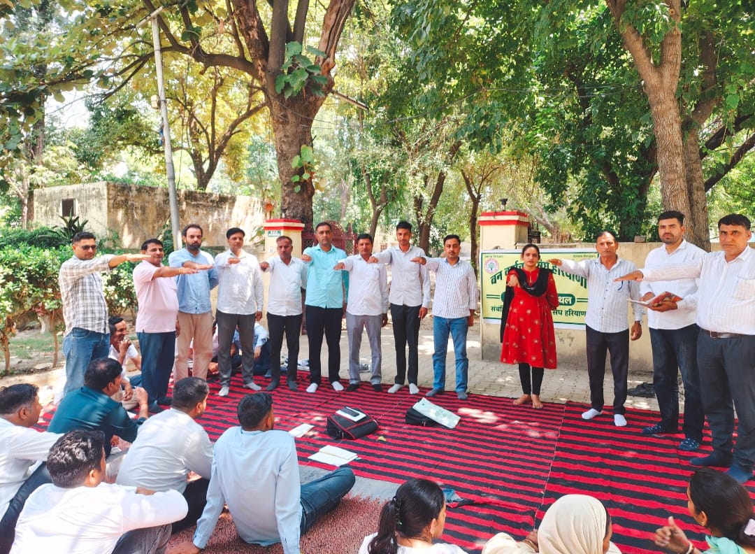 कमेटी का चुनाव करते कर्मचारी। विज्ञप्ति कमेटी का चुनाव करते कर्मचारी। विज्ञप्ति