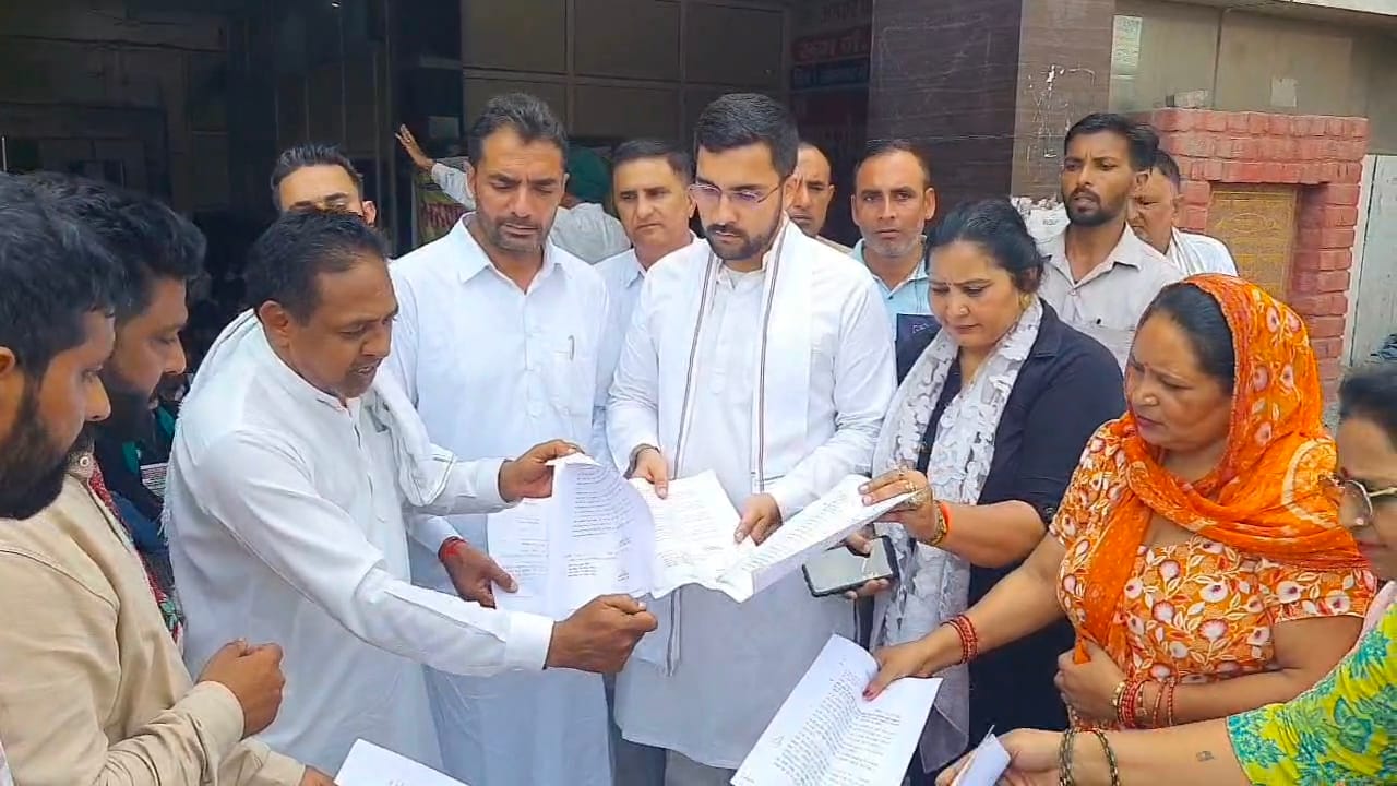 करनाल रोड से ट्राली में कचरा उठवाते हुए। संवाद करनाल रोड से ट्राली में कचरा उठवाते हुए। संवाद