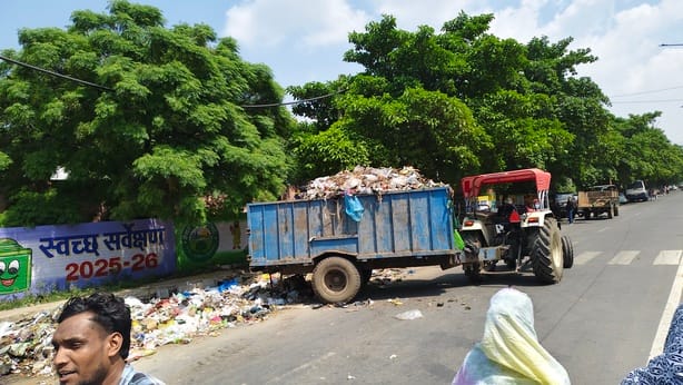 करनाल रोड से ट्राली में कचरा उठवाते हुए। संवाद करनाल रोड से ट्राली में कचरा उठवाते हुए। संवाद