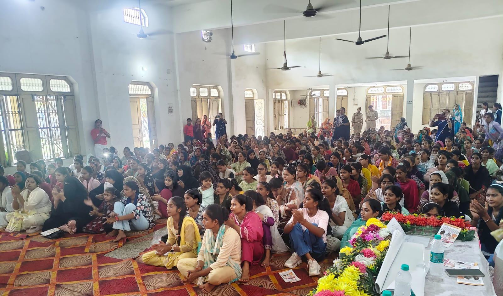 कृष्ण मंदिर में बालिका साक्षरता दिवस पर आयोजित कार्यक्रम में मौजूद मुख्य अतिथि, थाना पुलिस, व अ कृष्ण मंदिर में बालिका साक्षरता दिवस पर आयोजित कार्यक्रम में मौजूद मुख्य अतिथि, थाना पुलिस, व अ