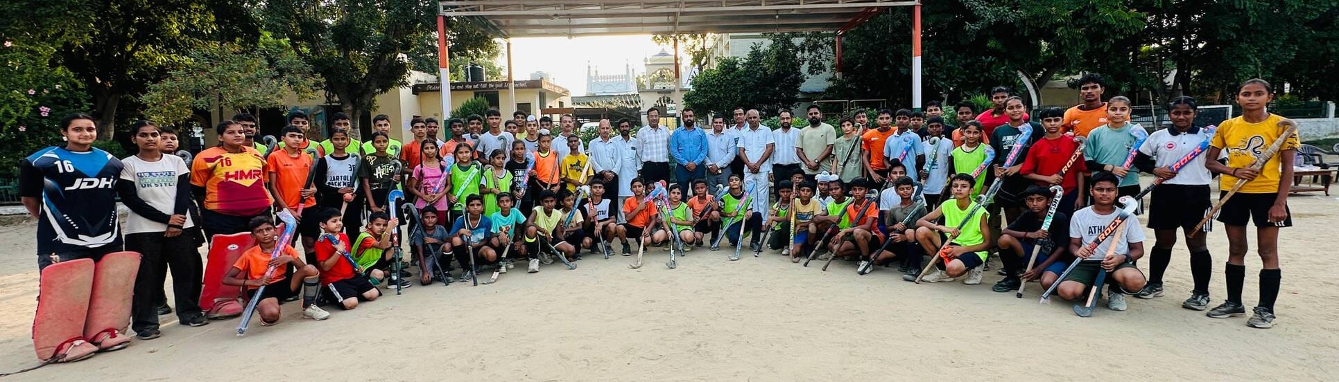 खिलाड़ियों को हॉकी किट प्रदान करते एसडीएम। विज्ञप्ति खिलाड़ियों को हॉकी किट प्रदान करते एसडीएम। विज्ञप्ति