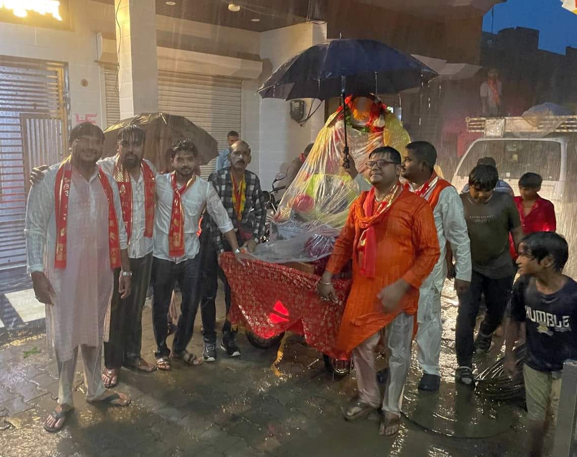 खुटार के बाबा बगियानाथ मंदिर से निकाली गई शोभायात्रा में भगवान गणेश की झांकी। संवाद खुटार के बाबा बगियानाथ मंदिर से निकाली गई शोभायात्रा में भगवान गणेश की झांकी। संवाद