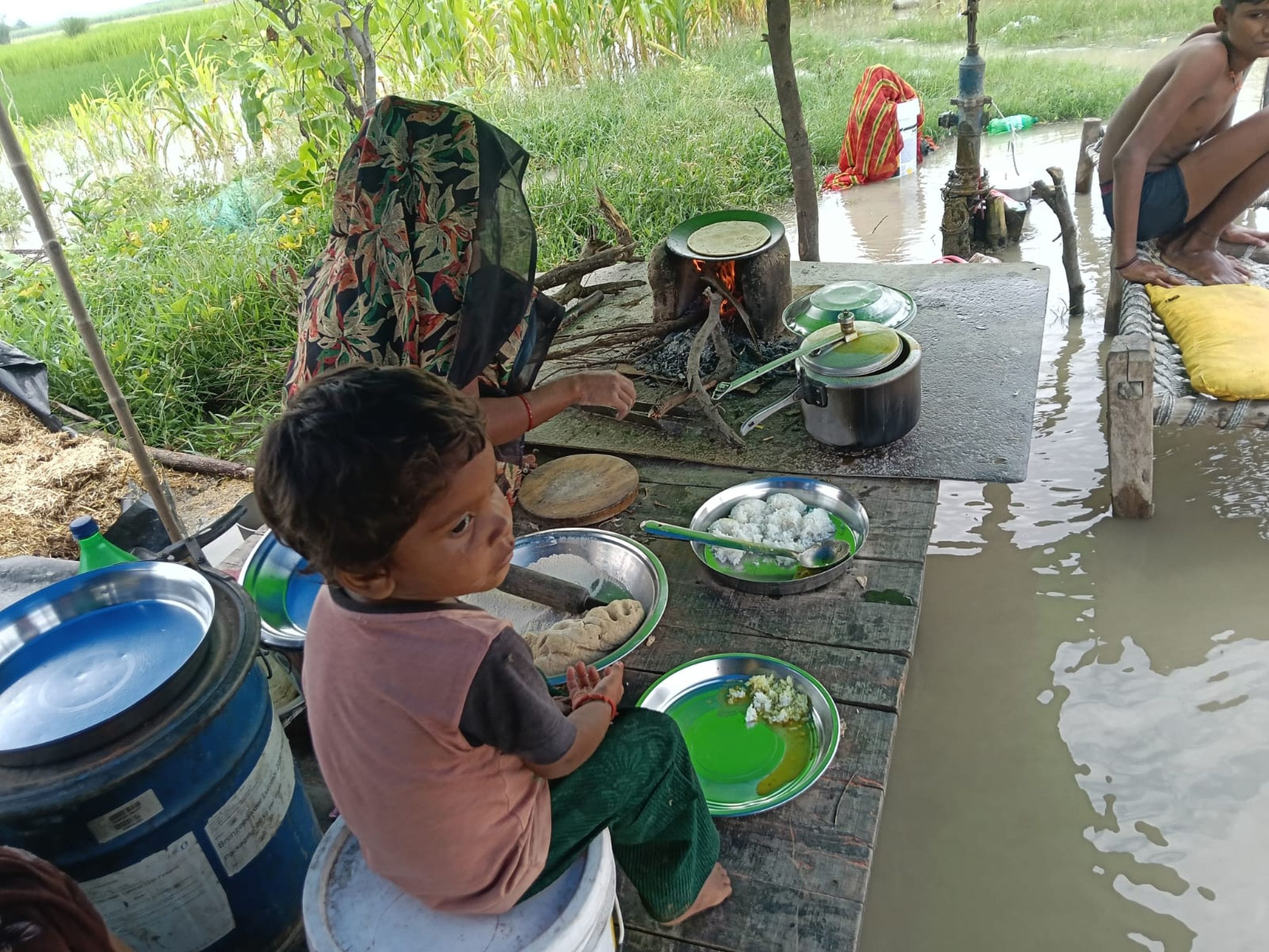 लकड़ी से चूल्हे पर बनाना पड़ रहा भोजन लकड़ी से चूल्हे पर बनाना पड़ रहा भोजन