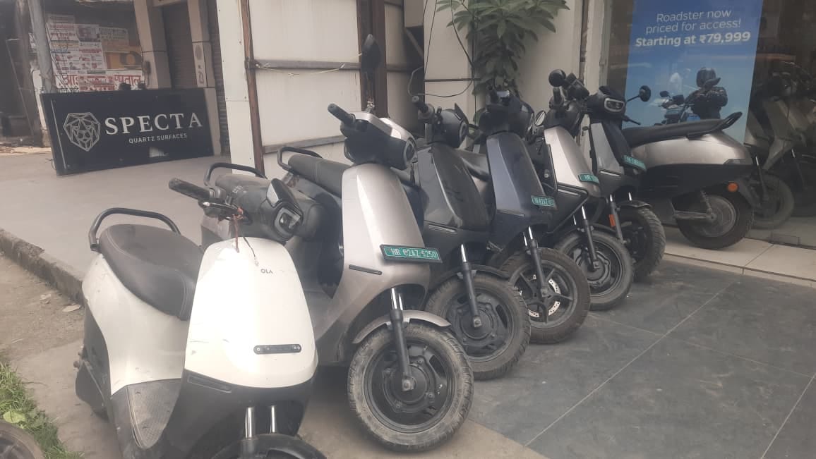 लाल द्वारा के मुख्य गेट पर बनी ओला एजेंसी के बाहर प्रदर्शन करने पहुंचे लोग। संवाद लाल द्वारा के मुख्य गेट पर बनी ओला एजेंसी के बाहर प्रदर्शन करने पहुंचे लोग। संवाद