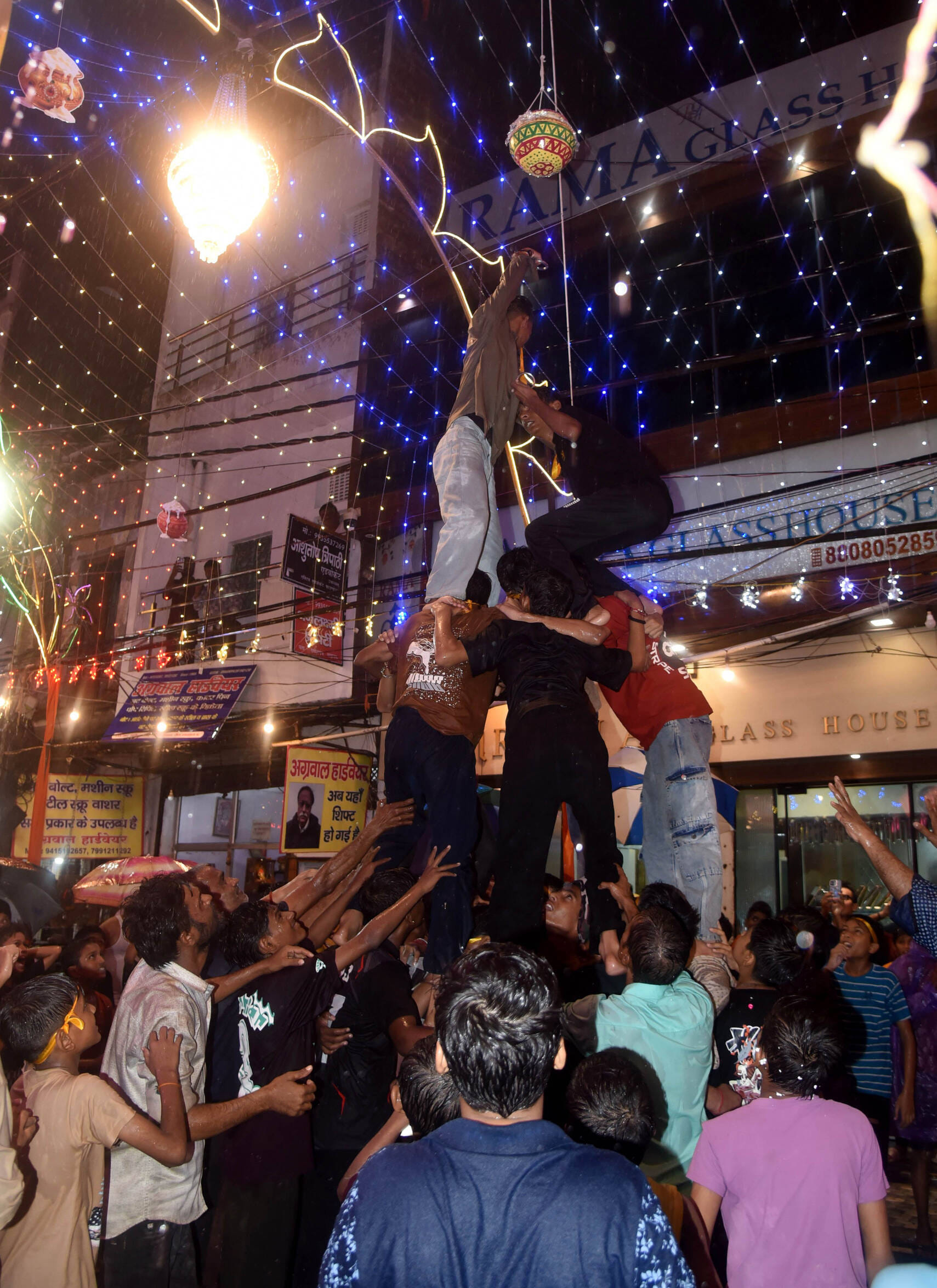 मुंबई की तर्ज पर हुई दही हांडी प्रतियोगिता में बच्चों ने बनाया मानव पिरामिड 