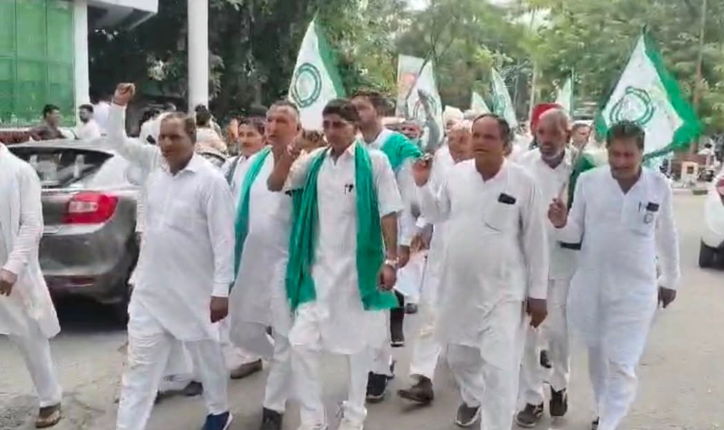 मांगों को लेकर प्रदर्शन करते किसान। संवाद मांगों को लेकर प्रदर्शन करते किसान। संवाद