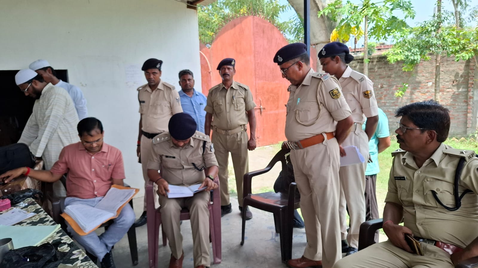 मदरसे में जानकारी लेते एसडीएम सहित अन्य। मदरसे में जानकारी लेते एसडीएम सहित अन्य।