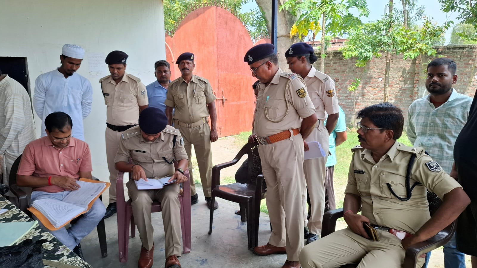 मदरसे में जानकारी लेते एसडीएम सहित अन्य। मदरसे में जानकारी लेते एसडीएम सहित अन्य।
