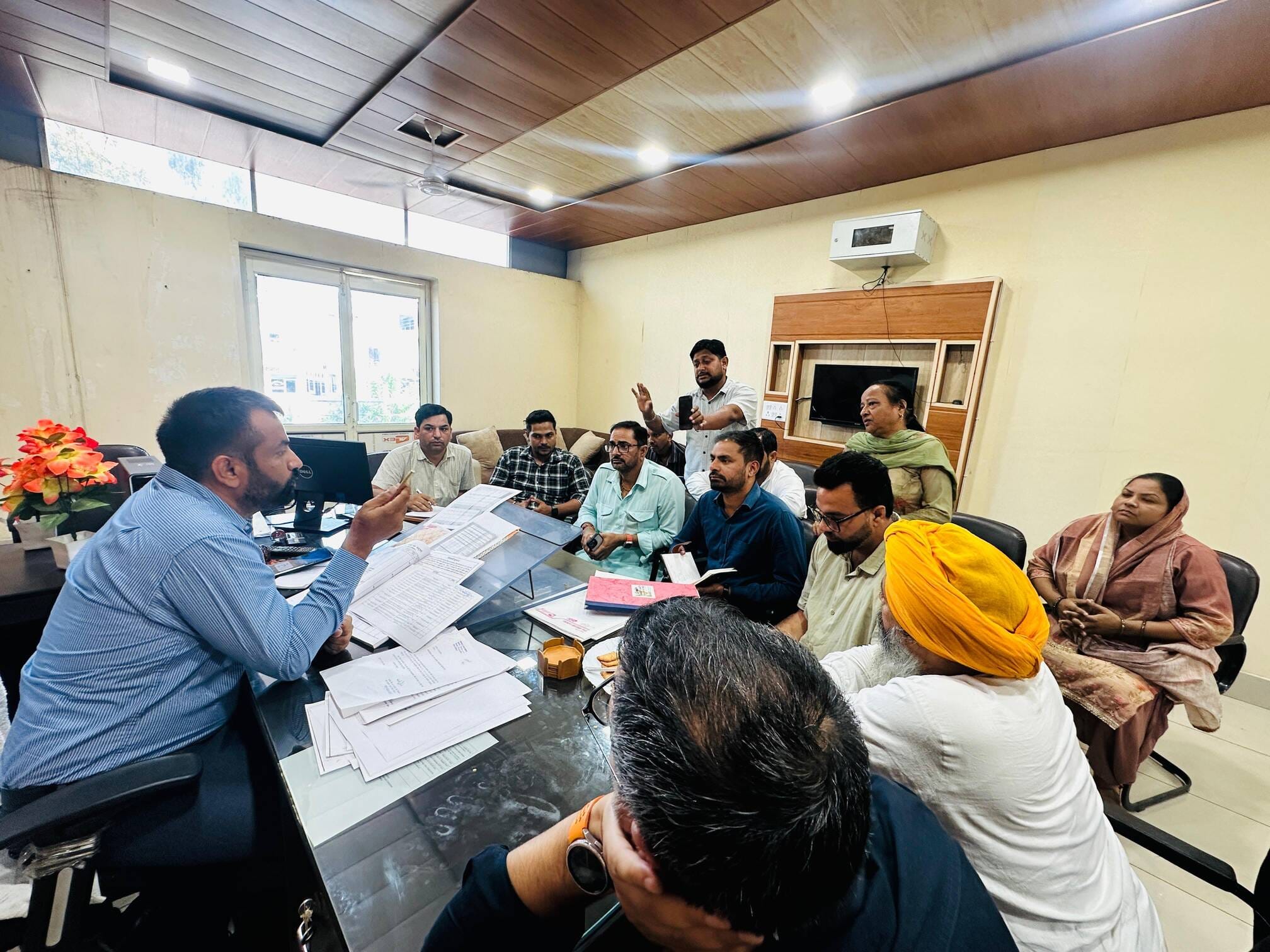 नगर पालिका में कर्मचारियों से पूछताछ करते एसडीएम। प्रवक्ता नगर पालिका में कर्मचारियों से पूछताछ करते एसडीएम। प्रवक्ता
