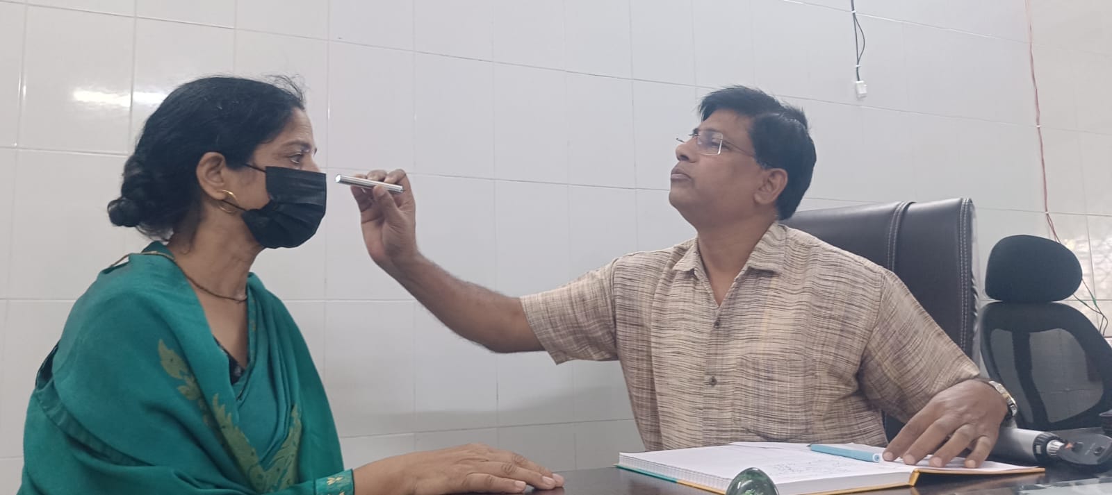 ओपीडी के बाहर कतार में खड़े मरीज। संवाद ओपीडी के बाहर कतार में खड़े मरीज। संवाद