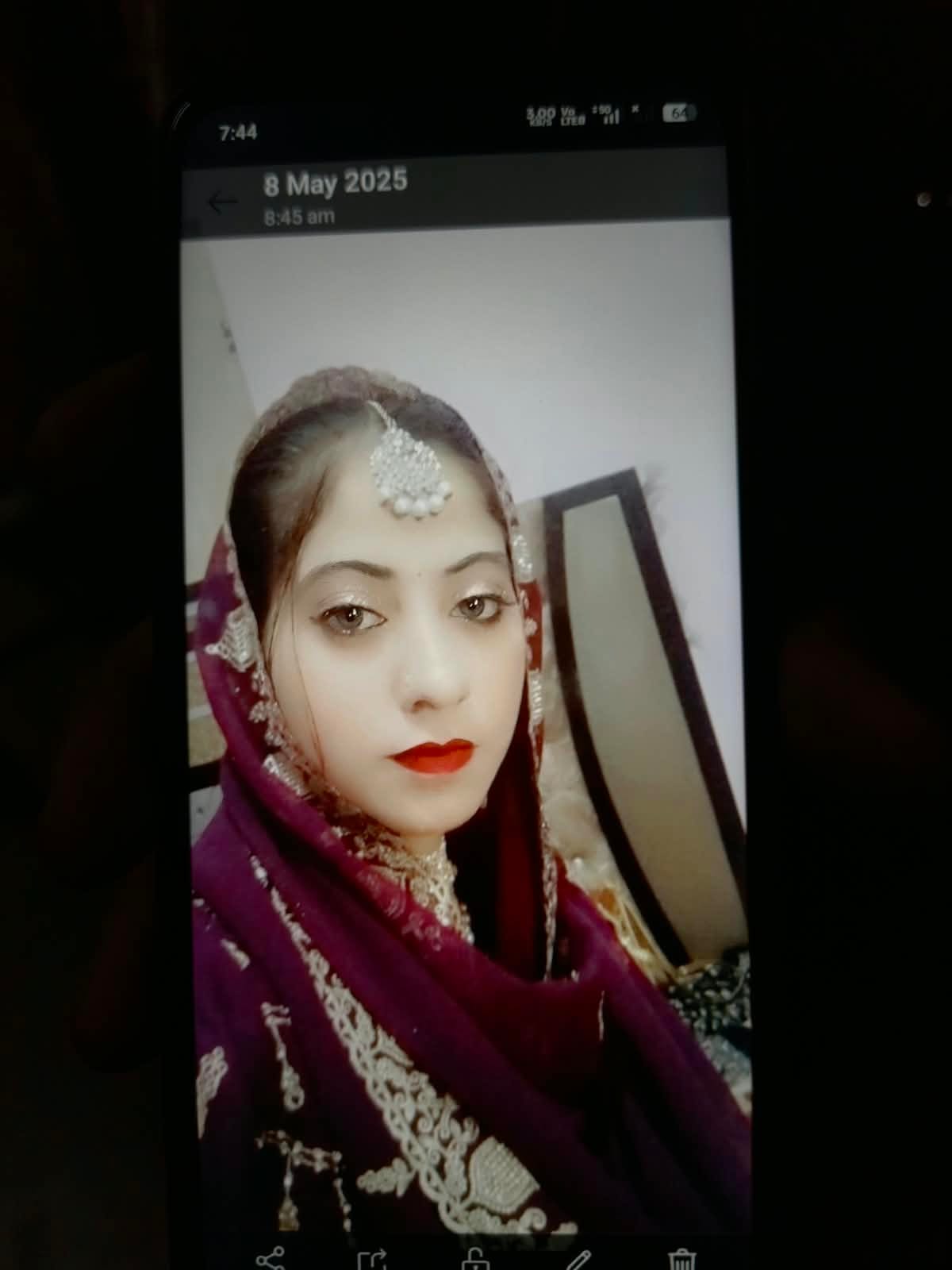 प्रसूता की मौत के बाद शामली में हंगामा करते परिजन और मौजूद पुलिसकर्मी। ग्रामीण