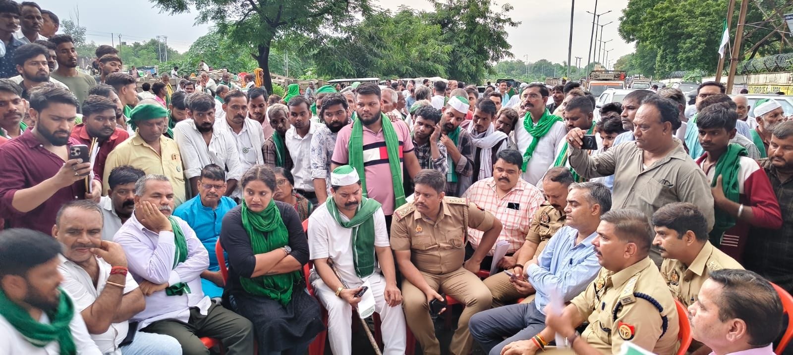 प्रदर्शन करते लोग। प्रदर्शन करते लोग।