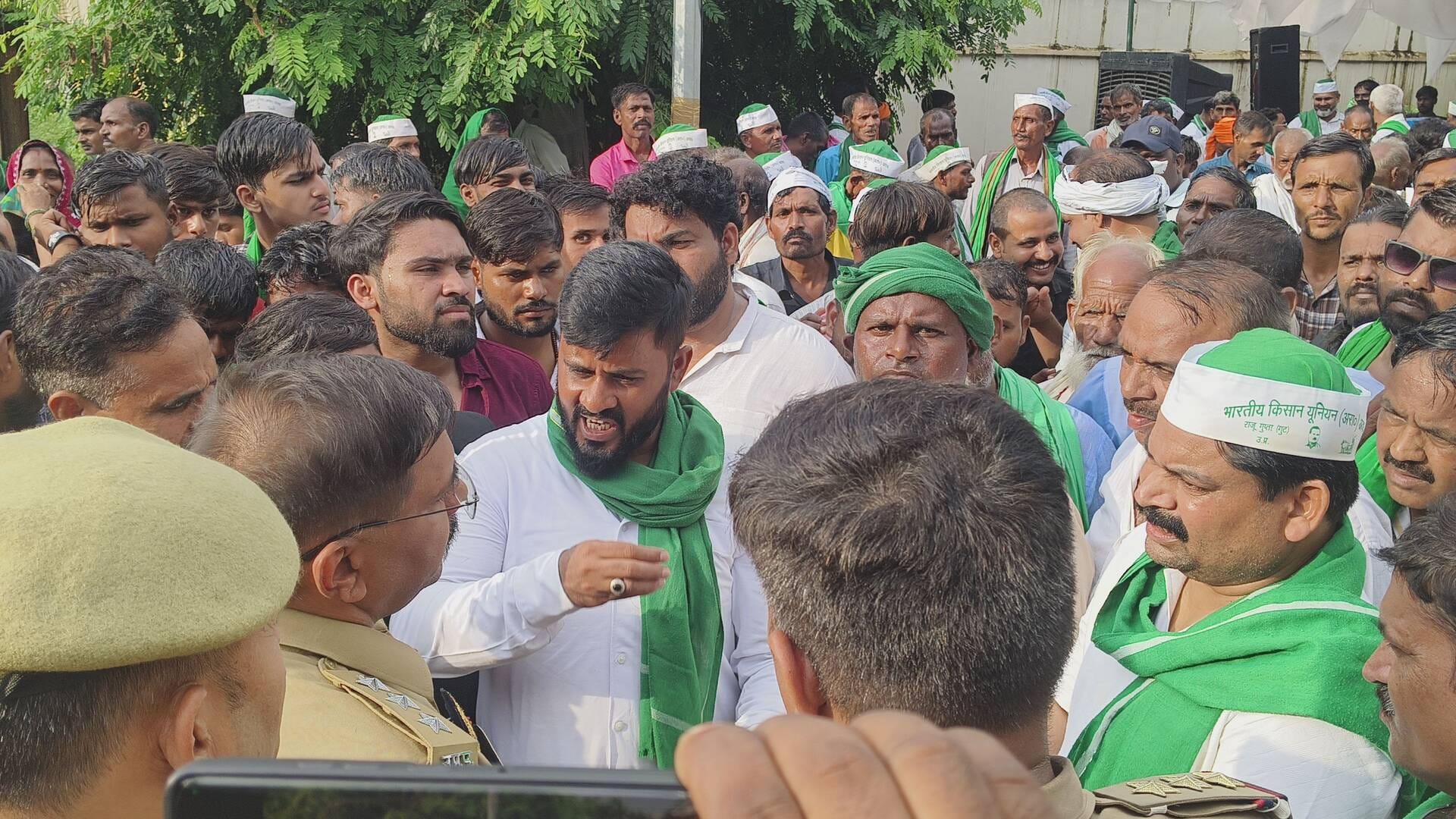 प्रदर्शन करते लोग। प्रदर्शन करते लोग।