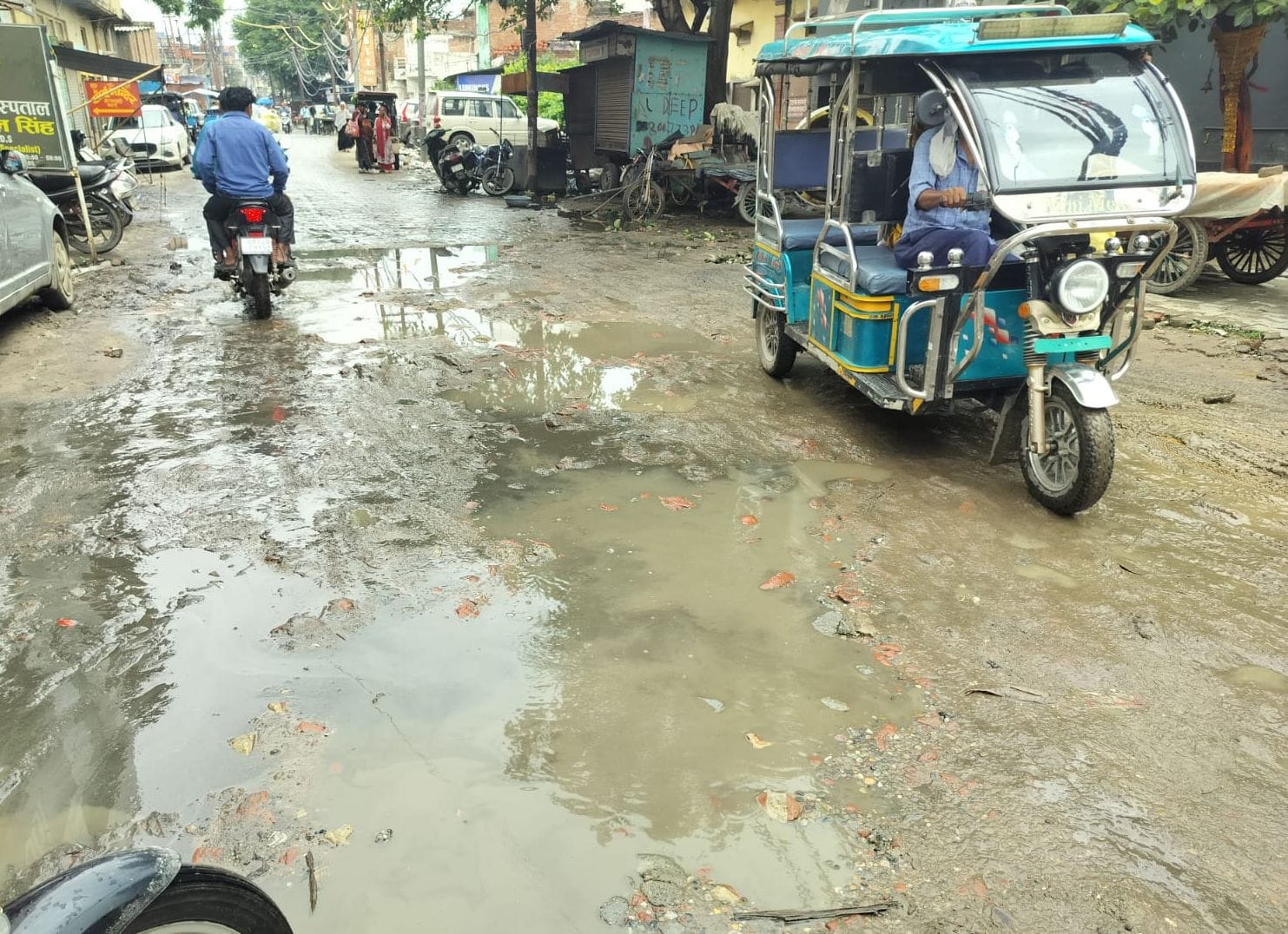 रोडवेज परिसर में भरा पानी। संवाद रोडवेज परिसर में भरा पानी। संवाद