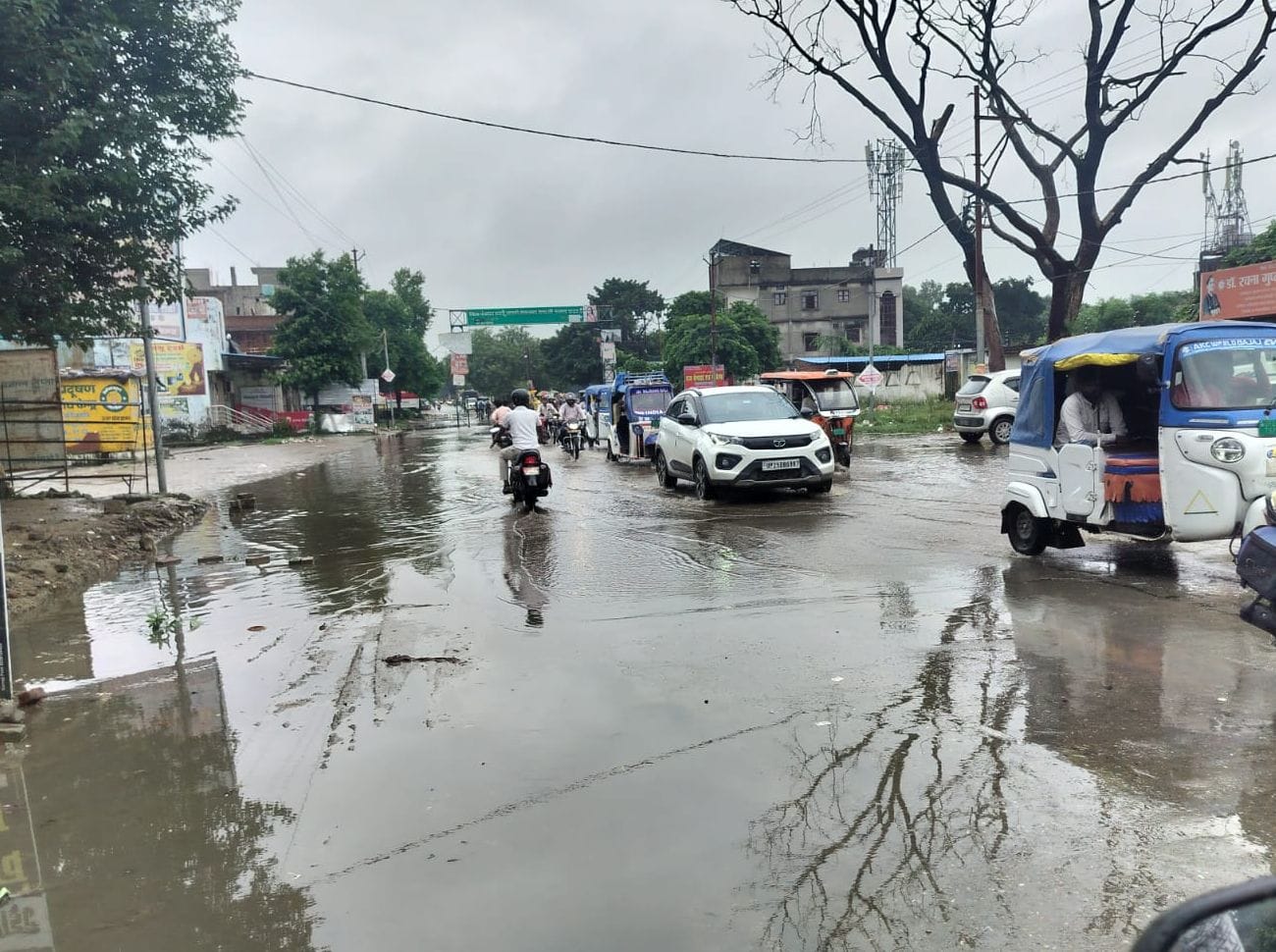 रोडवेज परिसर में भरा पानी। संवाद रोडवेज परिसर में भरा पानी। संवाद
