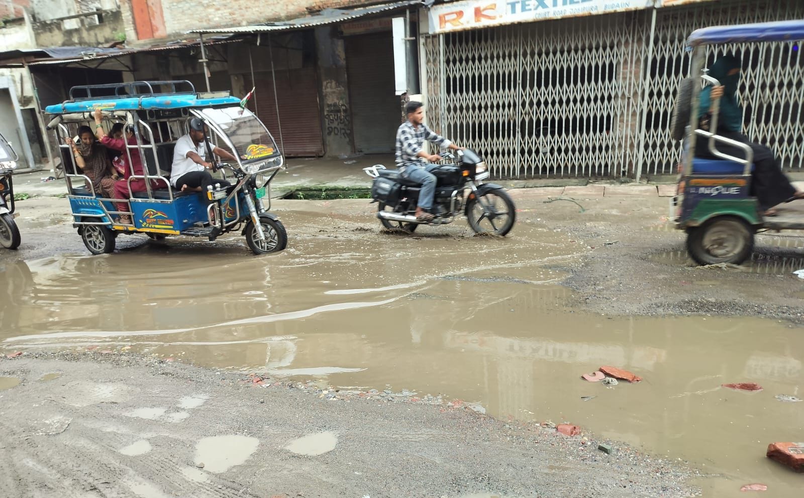 रोडवेज परिसर में भरा पानी। संवाद रोडवेज परिसर में भरा पानी। संवाद