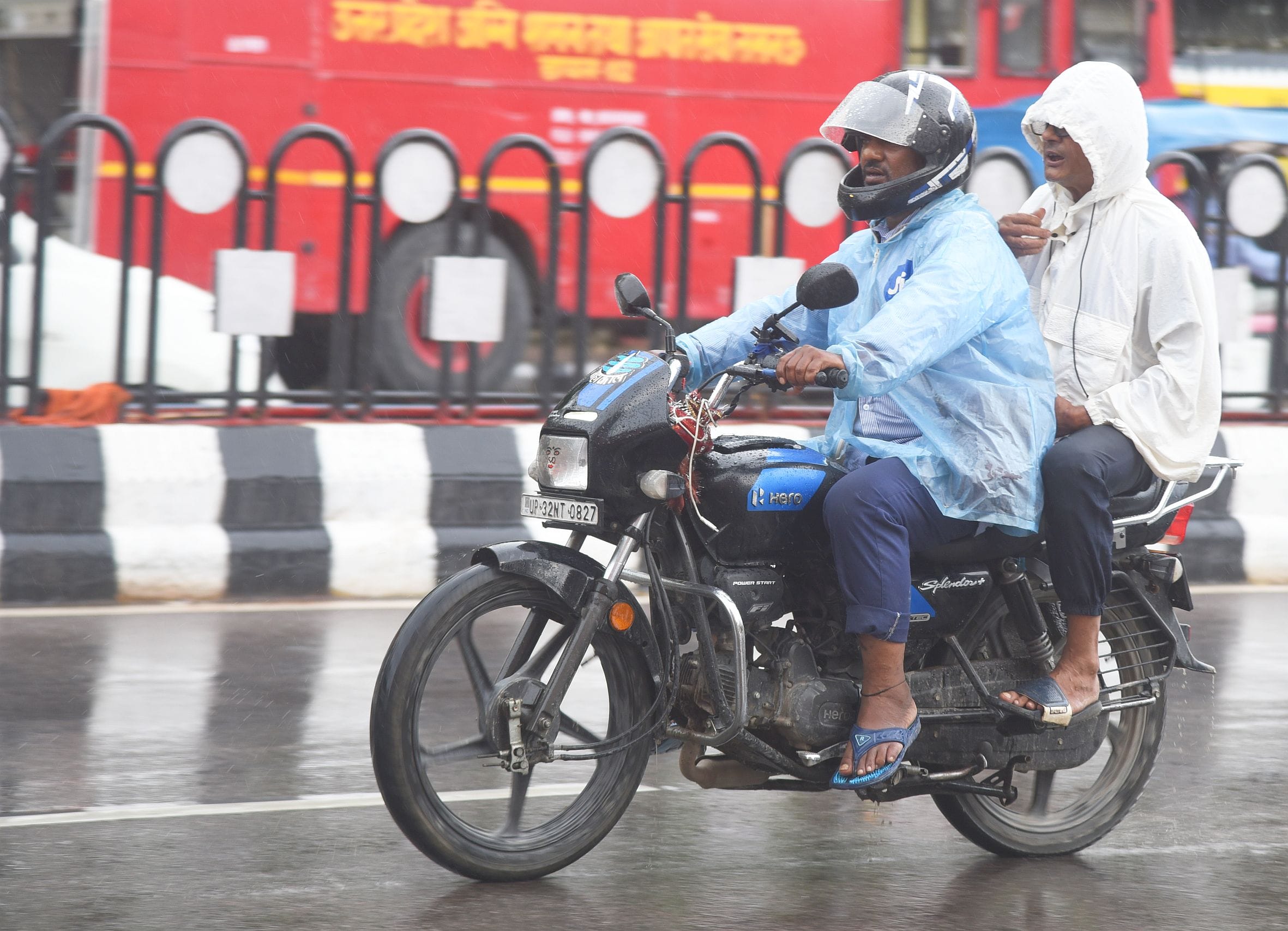 राजधानी मेें सोमवार को बारिश का दौर चला। 