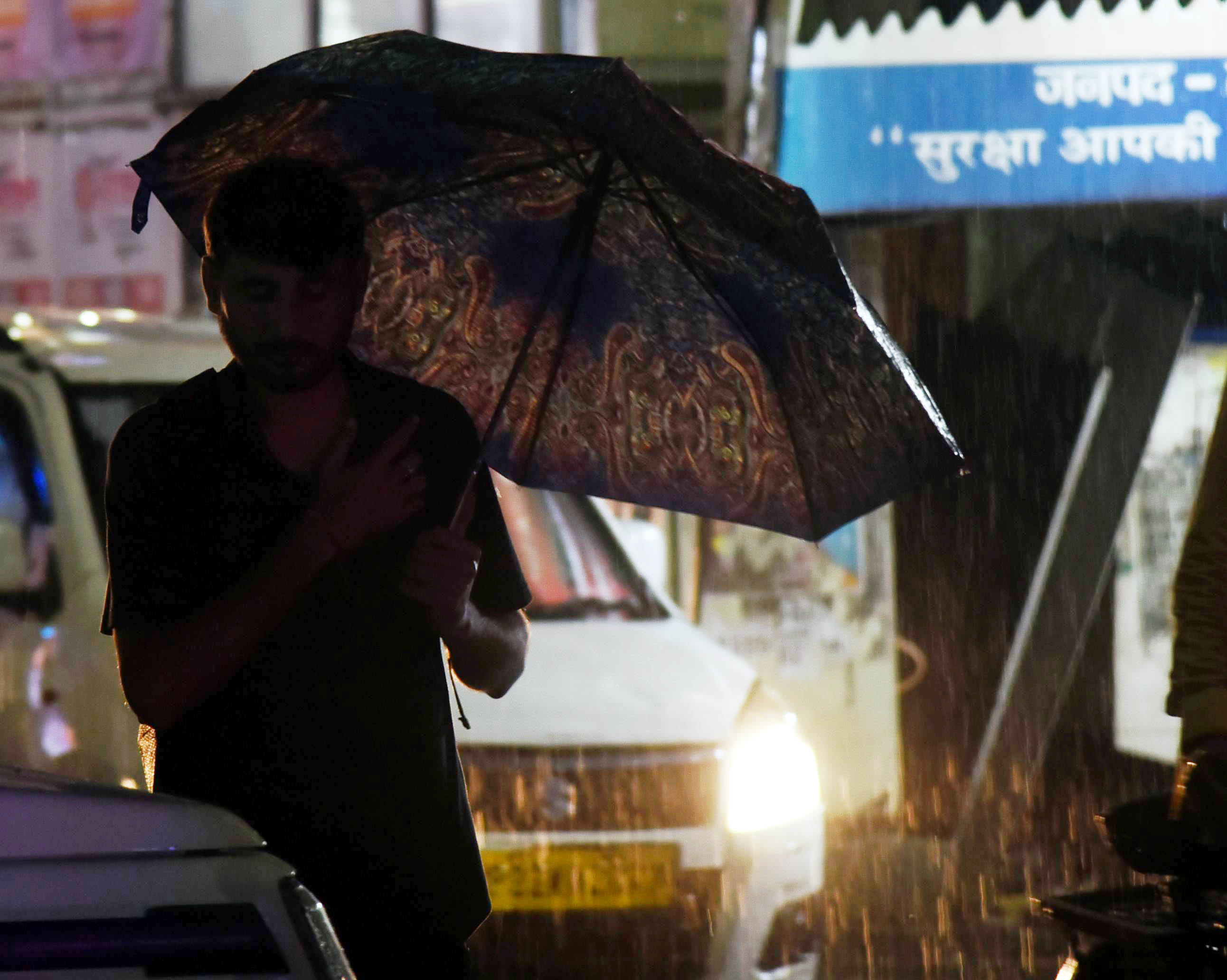 राजधानी मेें सोमवार को बारिश का दौर चला। 