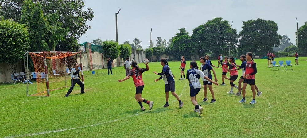 सीबीएसई नॉर्थ जोन-2 गर्ल्स हैंडबॉल टूर्नामेंट में जीत के पसीना बहाती खिलाड़ी। संवाद सीबीएसई नॉर्थ जोन-2 गर्ल्स हैंडबॉल टूर्नामेंट में जीत के पसीना बहाती खिलाड़ी। संवाद