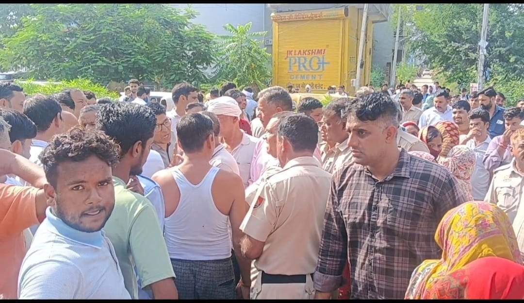 सड़क पर लगाया लोगों ने जाम। संवाद सड़क पर लगाया लोगों ने जाम। संवाद