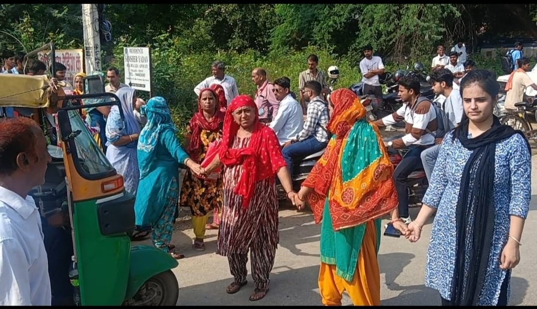 सड़क पर लगाया लोगों ने जाम। संवाद सड़क पर लगाया लोगों ने जाम। संवाद