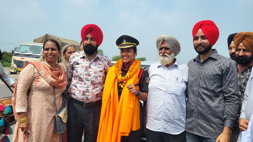 स्वागत के दौरान ओपन जीप में ले जाते हुए । संवाद