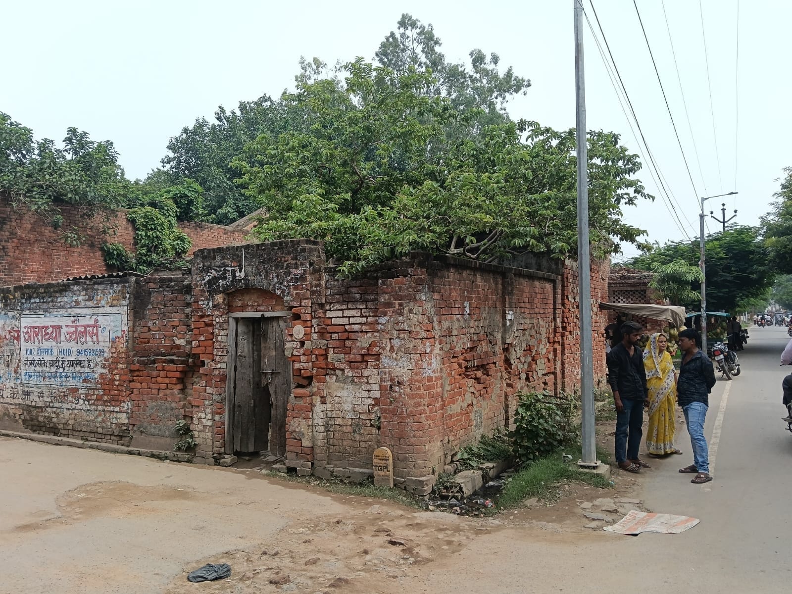 शहर के आसिफगंज मुहल्ले में एक जर्जर भवन में संचालित हो रही दुकान। संवाद शहर के आसिफगंज मुहल्ले में एक जर्जर भवन में संचालित हो रही दुकान। संवाद