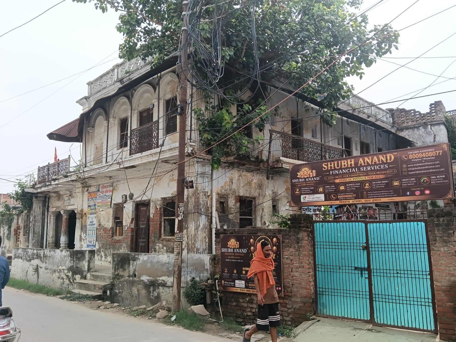 शहर के आसिफगंज मुहल्ले में एक जर्जर भवन में संचालित हो रही दुकान। संवाद शहर के आसिफगंज मुहल्ले में एक जर्जर भवन में संचालित हो रही दुकान। संवाद