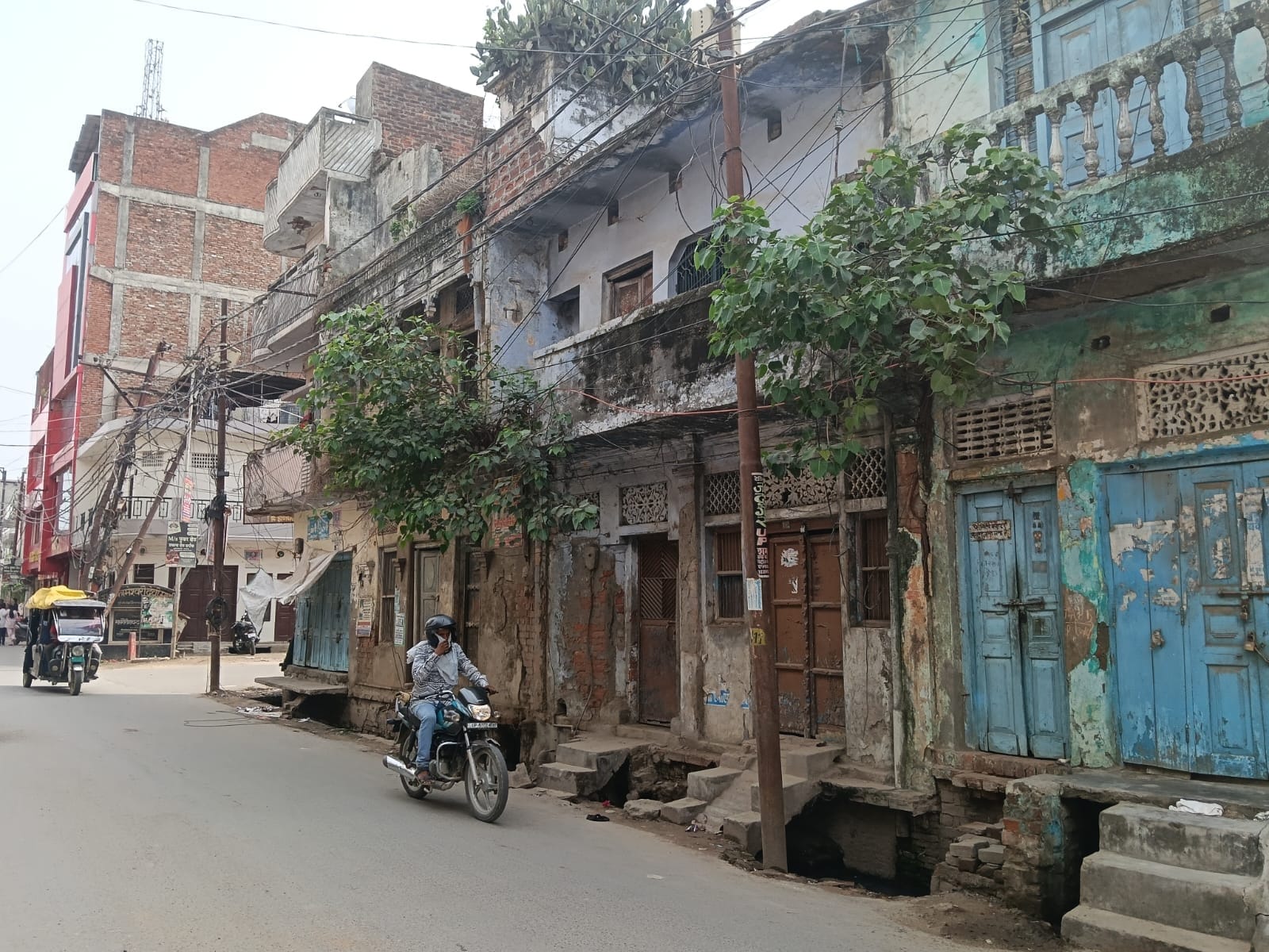 शहर के आसिफगंज मुहल्ले में एक जर्जर भवन में संचालित हो रही दुकान। संवाद शहर के आसिफगंज मुहल्ले में एक जर्जर भवन में संचालित हो रही दुकान। संवाद