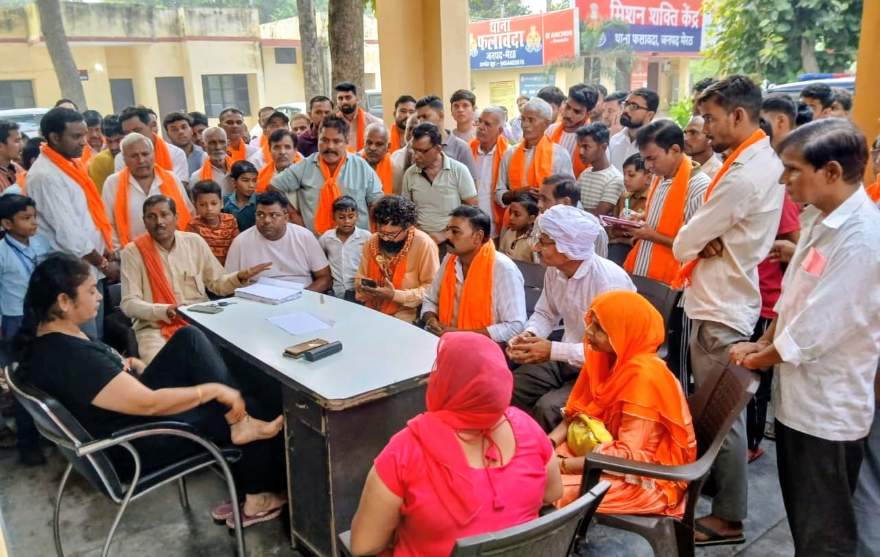 थाने पर आचार्य ब्रजमोहन के साथ खडे लोग। (स्त्रोत ग्रामीण) फलावदा। थाने पर आचार्य ब्रजमोहन के साथ खडे लोग। (स्त्रोत ग्रामीण) फलावदा।