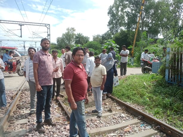 धामपुर में ट्रेन से कटकर मरे व्यक्ति का फाइल फोटो धामपुर में ट्रेन से कटकर मरे व्यक्ति का फाइल फोटो