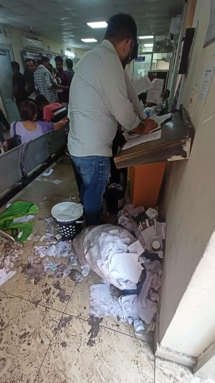  उल्टा झाड़ू लेकर रोष प्रदर्शन करते सफाई व दमकल कर्मचारी। संवाद