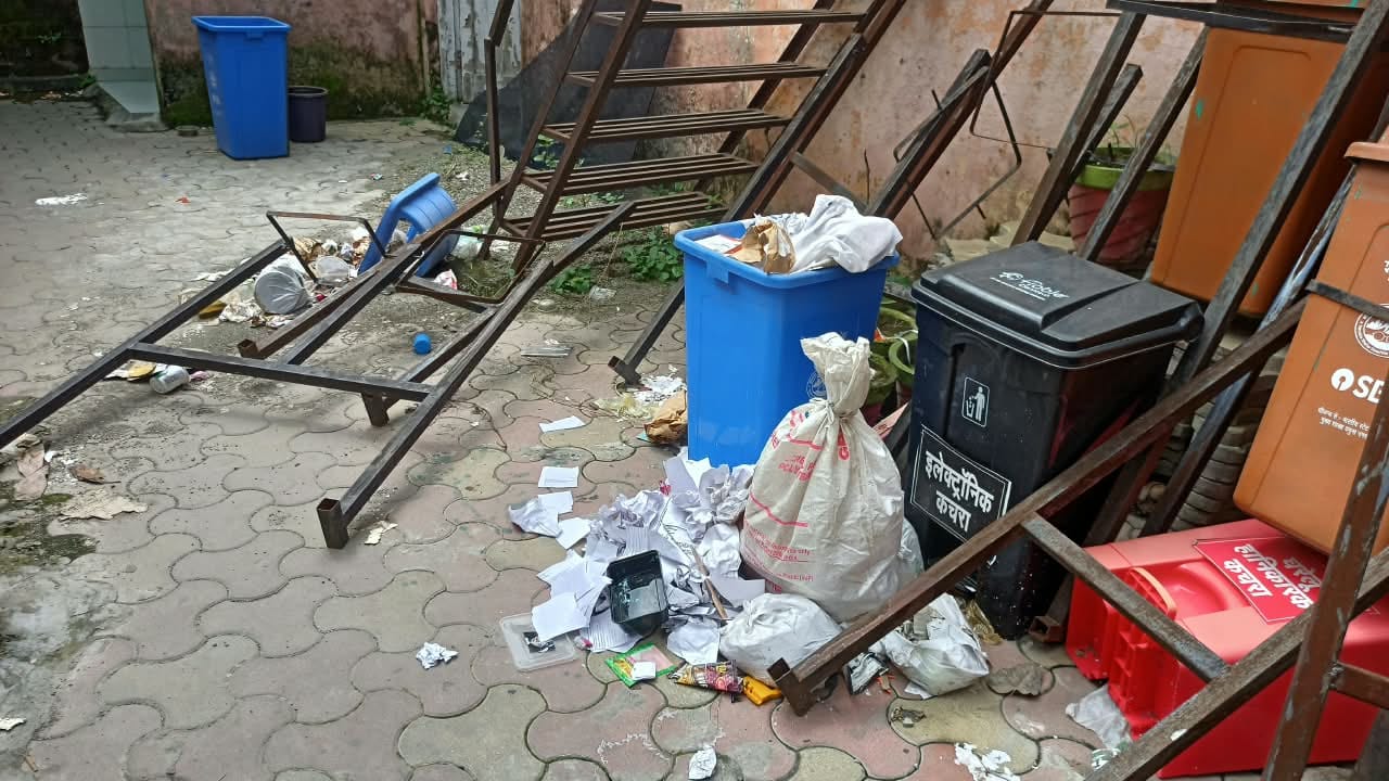  उल्टा झाड़ू लेकर रोष प्रदर्शन करते सफाई व दमकल कर्मचारी। संवाद