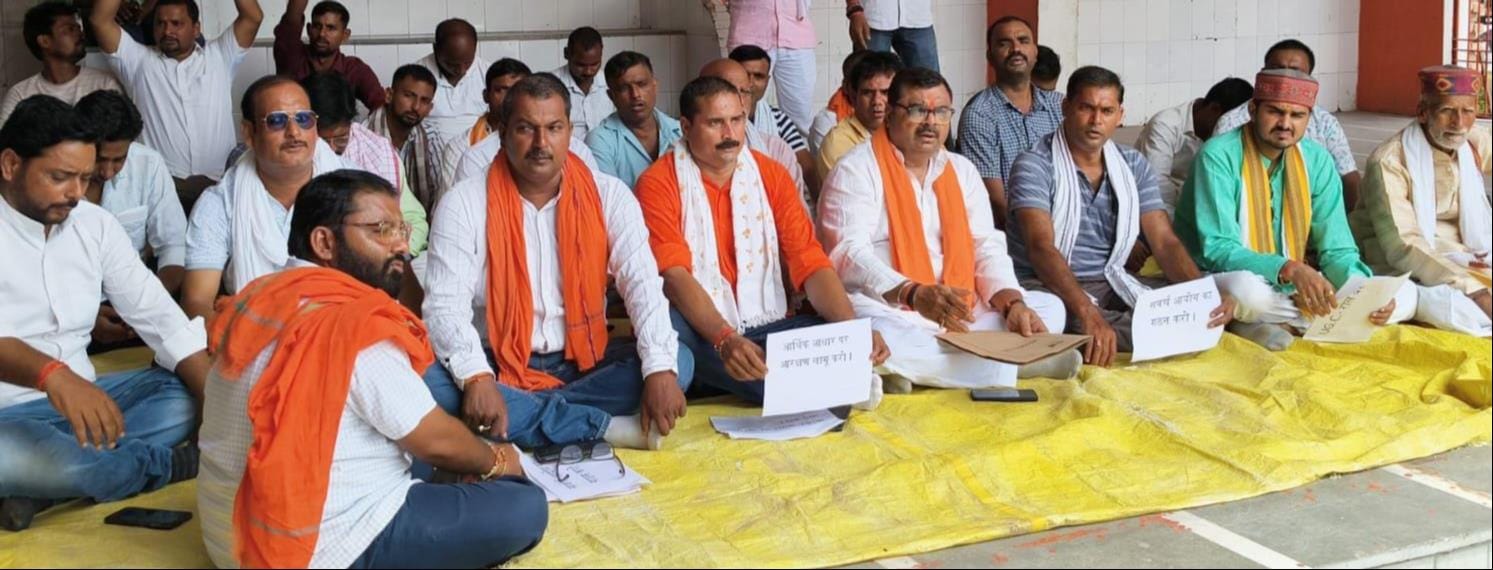 उपजिलाधिकारी जमानिया को धरना के बाद पत्रक सौंपते अखिल भारतीय क्षत्रिय महासभा युवा एवं सवर्ण विक