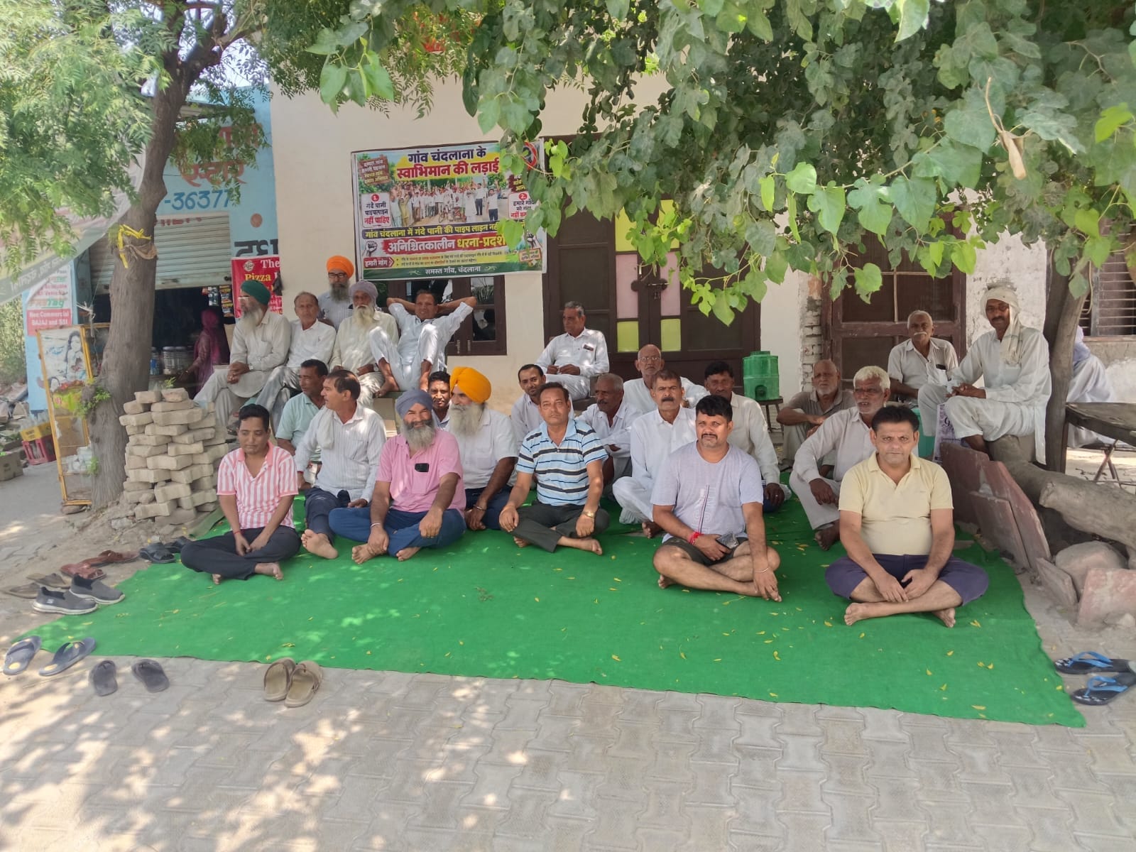 09 ढांड 01 जन स्वास्थ्य विभाग के खिलाफ धरना प्रदर्शन करते हुए चंदलाना के ग्रामीण। 09 ढांड 01 जन स्वास्थ्य विभाग के खिलाफ धरना प्रदर्शन करते हुए चंदलाना के ग्रामीण।