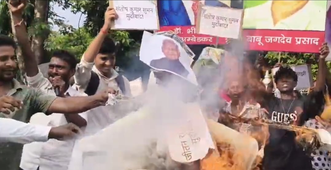 आरक्षण में वर्गीकरण के विरोध में गया समाहरणालय के पास प्रदर्शन करते जन सुराज कार्यकर्ता आरक्षण में वर्गीकरण के विरोध में गया समाहरणालय के पास प्रदर्शन करते जन सुराज कार्यकर्ता