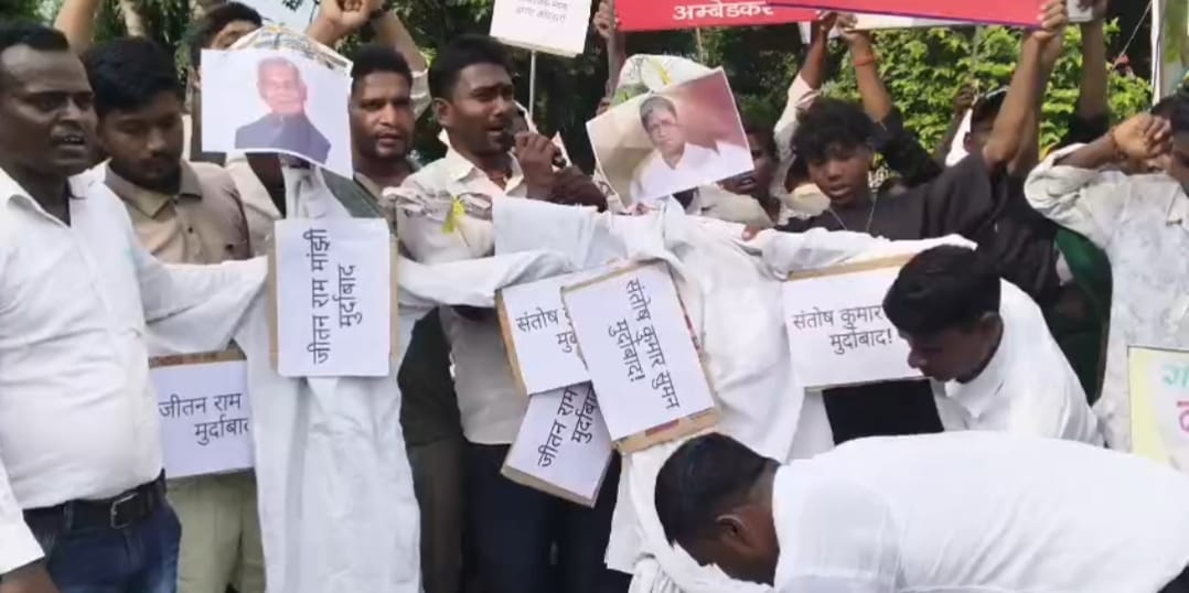 आरक्षण में वर्गीकरण के विरोध में गया समाहरणालय के पास प्रदर्शन करते जन सुराज कार्यकर्ता आरक्षण में वर्गीकरण के विरोध में गया समाहरणालय के पास प्रदर्शन करते जन सुराज कार्यकर्ता