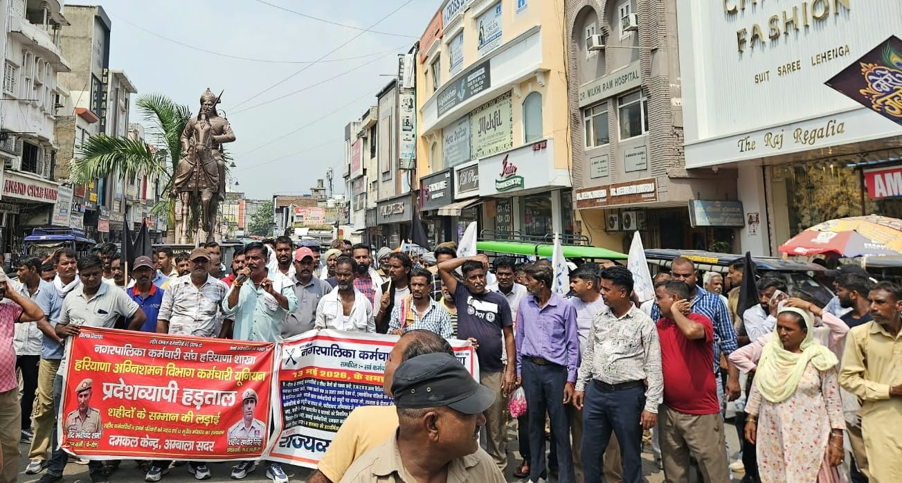 अंबाला छावनी में डिवाइड के साथ बिखरा कूड़ा-करकट। संवाद अंबाला छावनी में डिवाइड के साथ बिखरा कूड़ा-करकट। संवाद